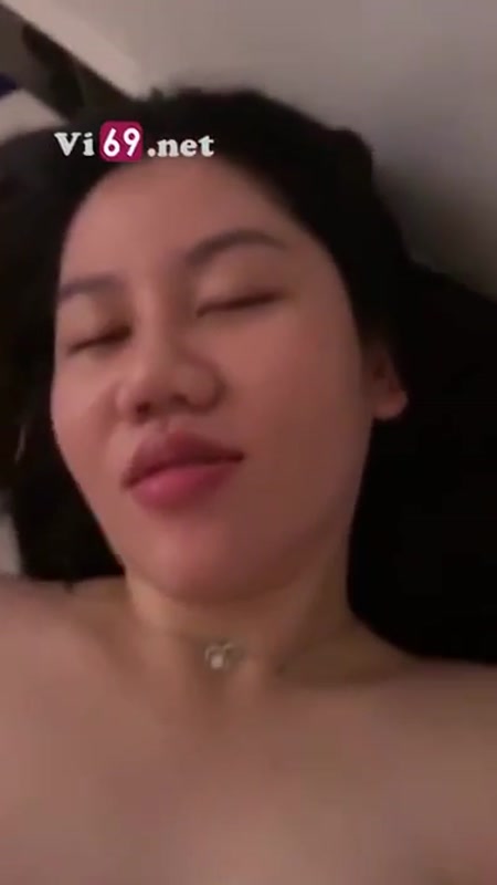 Chịch em gái việt dâm sướng quá mê không che