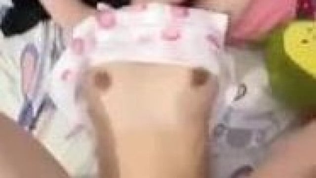 Em gái tiktoke đổ sữa chua lên con cu của anh rồi thưởng thức