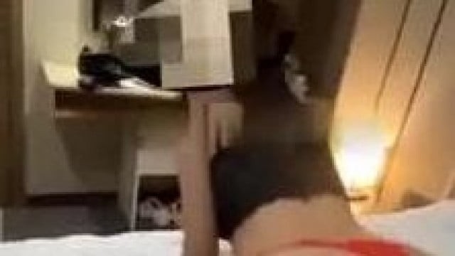 Em sinh viên răng khểnh ngoan ngoãn vú siêu khủng rủ đi khách sạn xem phim hoạt hình