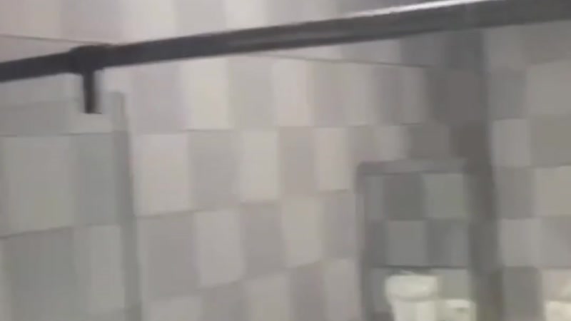 Quay trộm nhà tắm dâm đãng